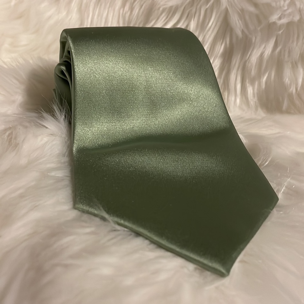 NEW VAN HEUSEN 100% SILK